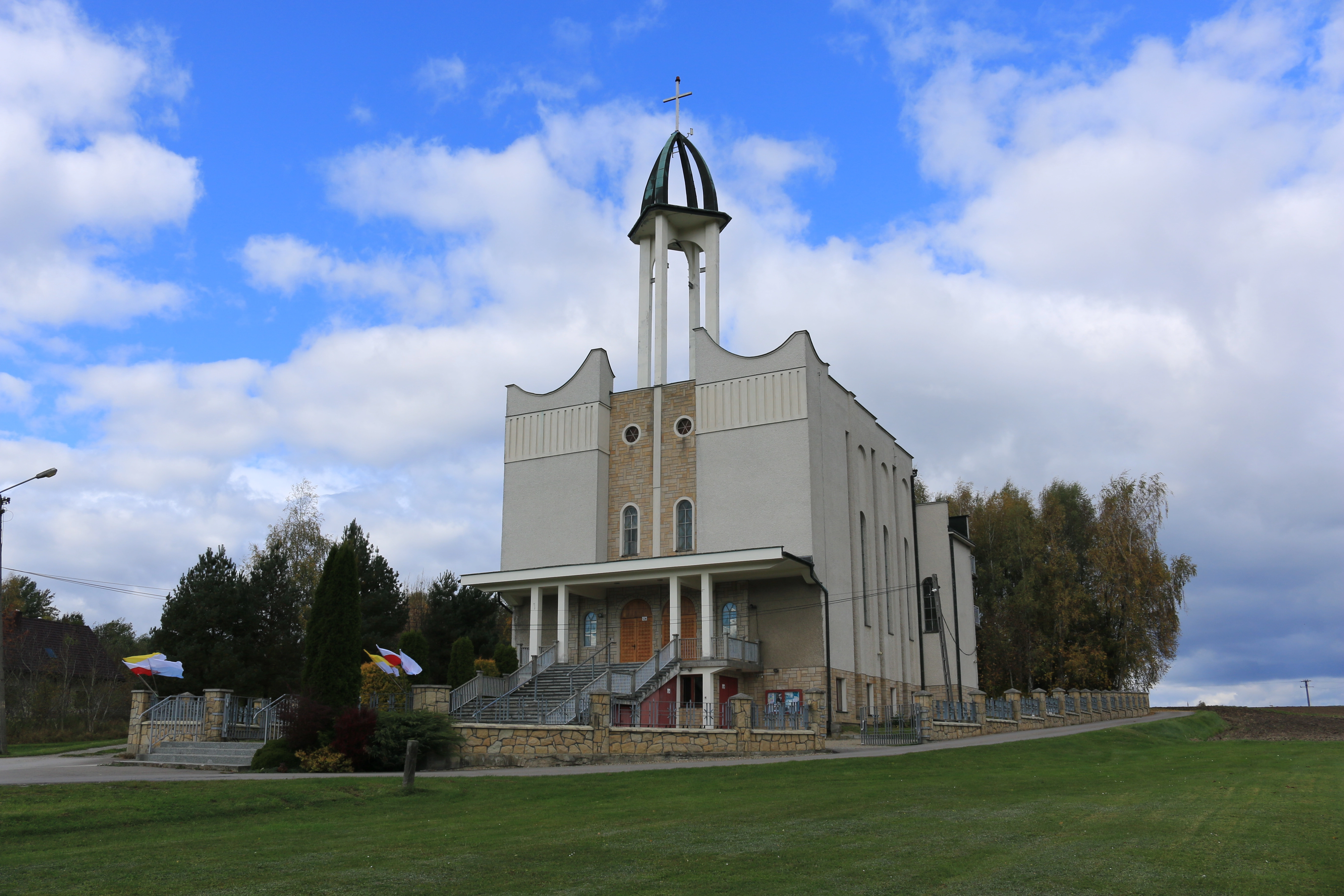 Parafia Klęczany - Kościół z boku prawego
